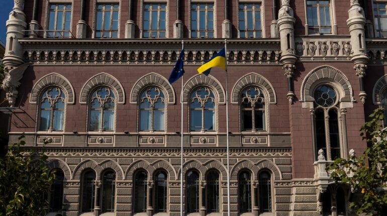 НБУ витратив понад $1 млрд на підтримку гривні