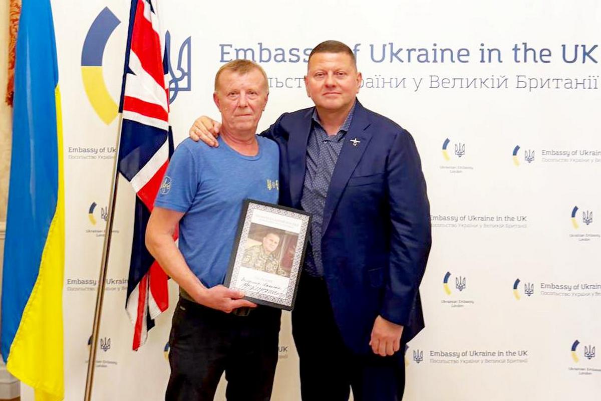 Захист та підтримка медійників: Валерій Залужний та секретар НСЖУ Володимир Данилюк провели зустріч у Лондоні