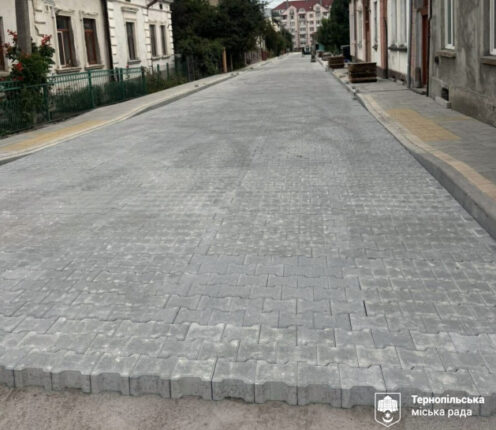 На вулиці Горбачевського у Тернополі триває ремонт дороги