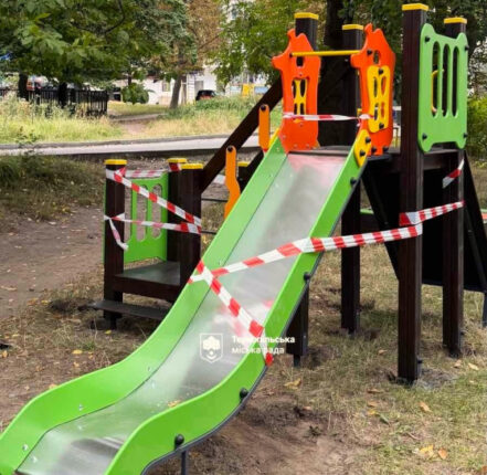У Тернополі облаштовують нові дитячі майданчики