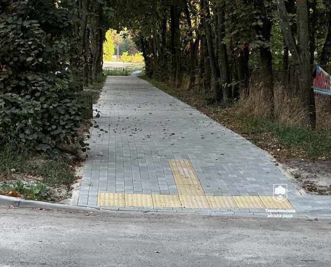 У Тернополі облаштували новий безбар’єрний тротуар