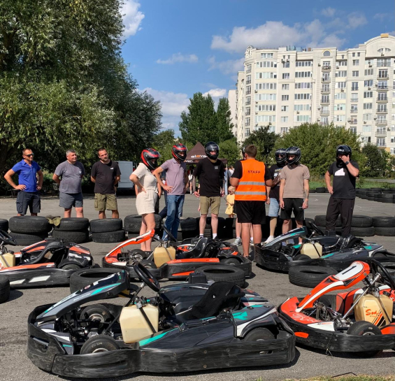У Тернополі ветерани опановували картинг