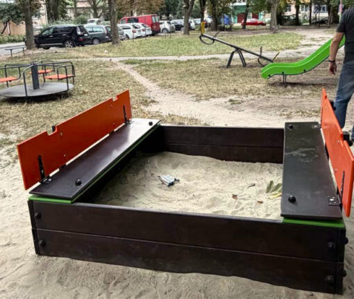 У Тернополі встановлюють нові дитячі майданчики
