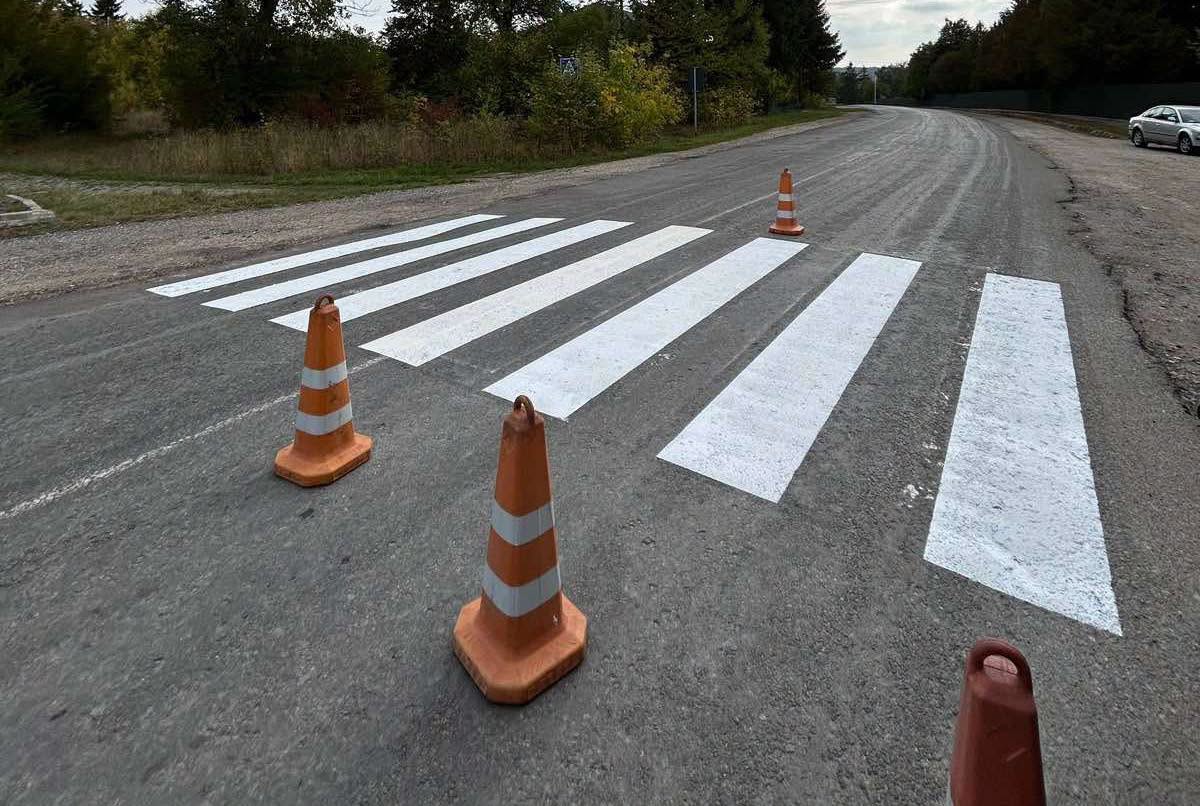 Безпека на автошляхах: На державних дорогах Тернопільщини оновлюють розмітку, знаки та ремонтують покриття