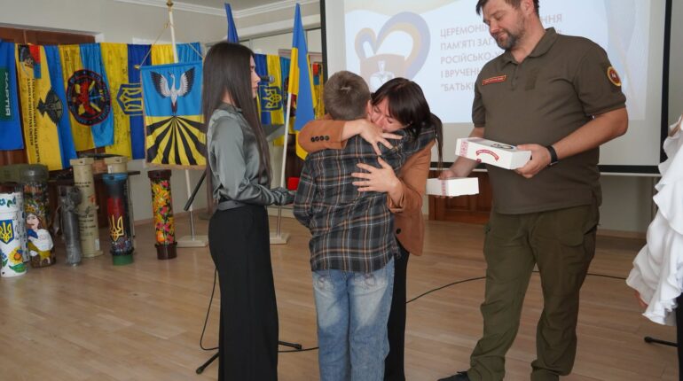 Срібний символ батьківської любові: У Байковецькій громаді дітям полеглих Героїв вручили обереги «Батьківське серце»