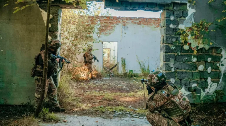 Безпечний бій без набоїв: Тернопільські нацгвардійці випробовують лазертаг-системи для тактики у приміщеннях