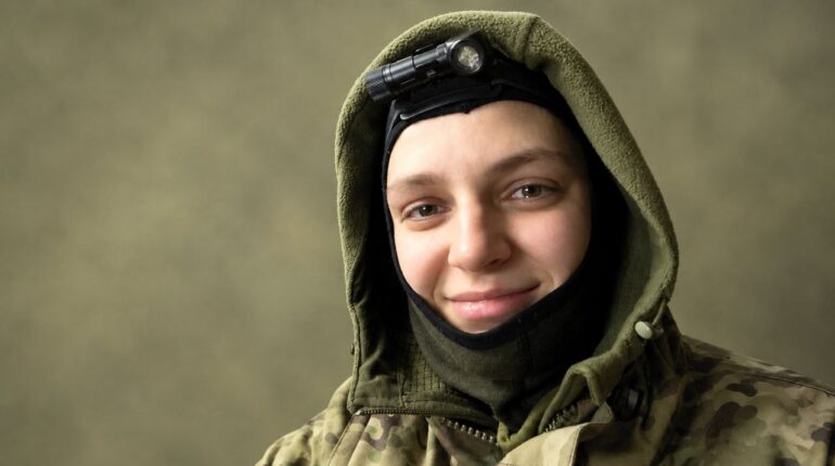 Оля Чоловська змінила пензлі й вірші на зброю