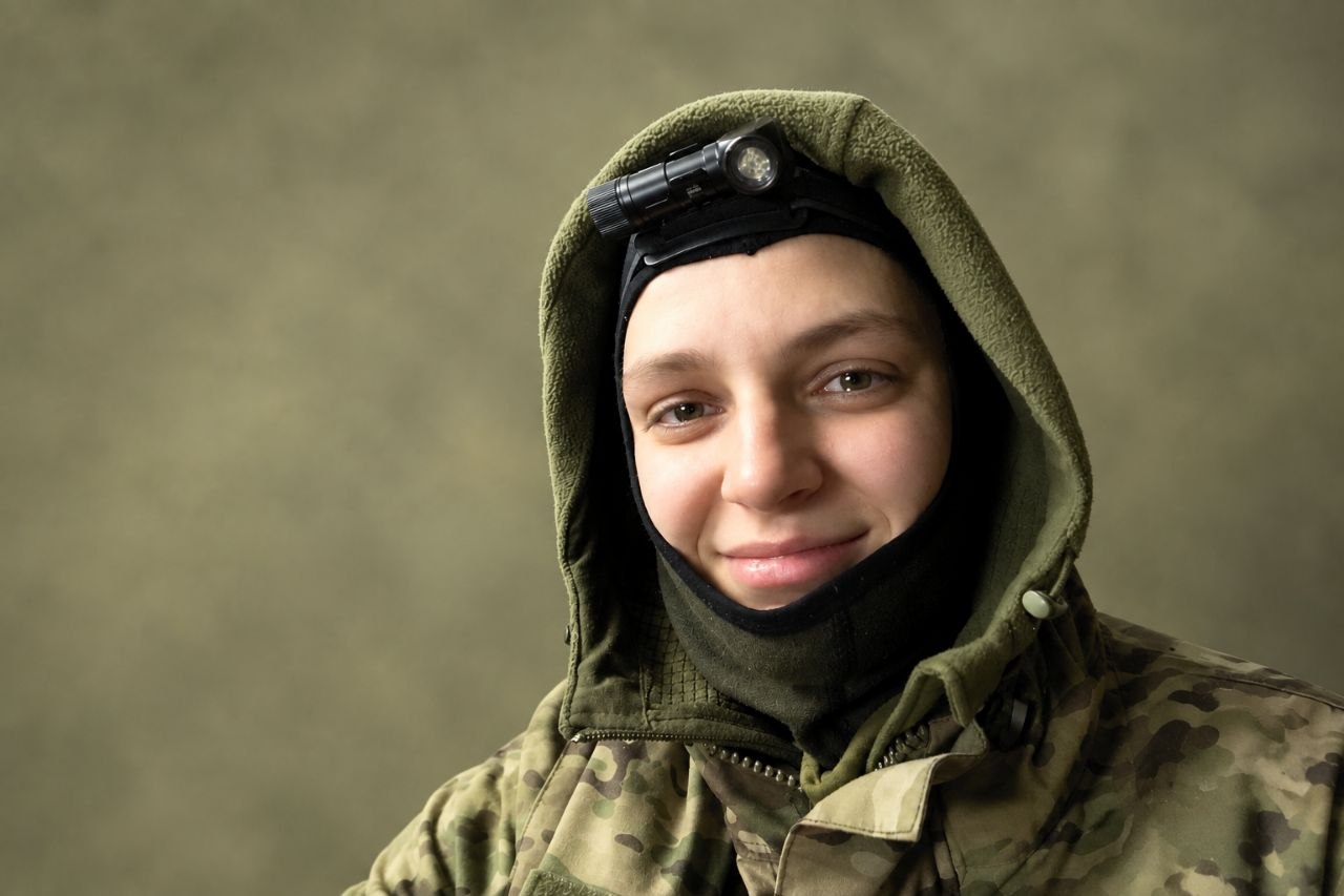 Оля Чоловська змінила пензлі й вірші на зброю