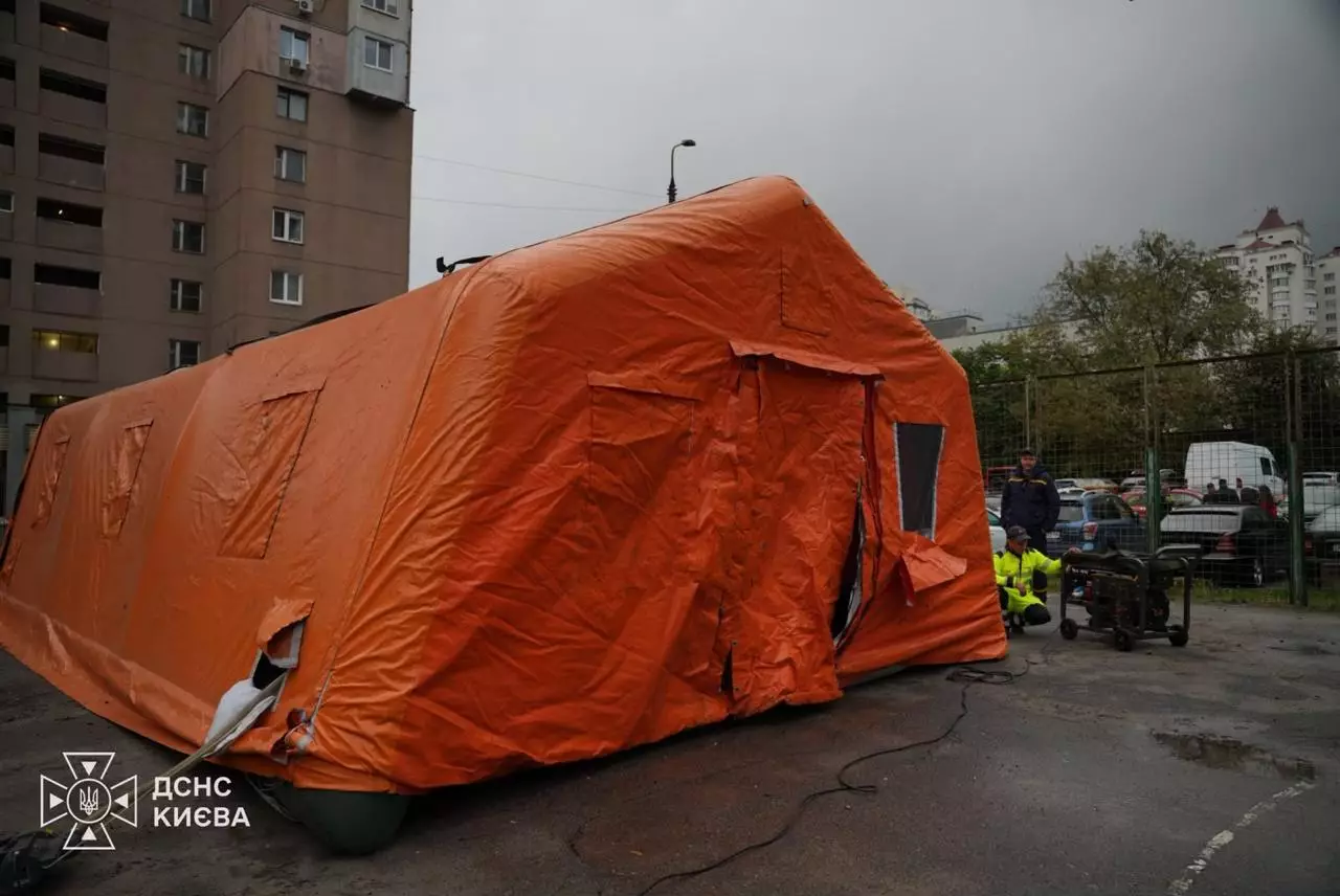 Підтримка під час блекаутів: У Києві розгортають перші намети ДСНС для допомоги громадянам