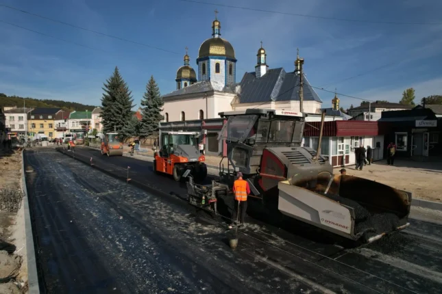 Модернізація міжнародної траси: У Теребовлі на М-19 укладають новий шар асфальтобетону