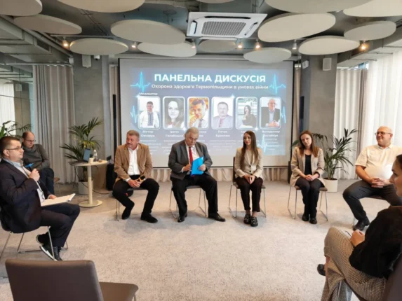 Медична система в умовах війни: Віктор Овчарук виступив модератором форуму «Пульс майбутнього» у Тернополі
