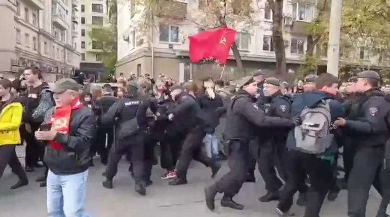 «Геть царя!»: У Москві після антиурядових гасел на мітингу силовики затримали понад 60 осіб