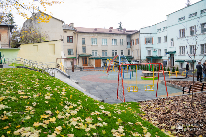 Біля дитячої поліклініки в Тернополі відкрили інклюзивний майданчик