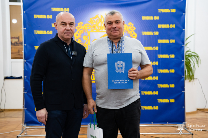 Мер Тернополя нагородив транспортників до Дня автомобіліста