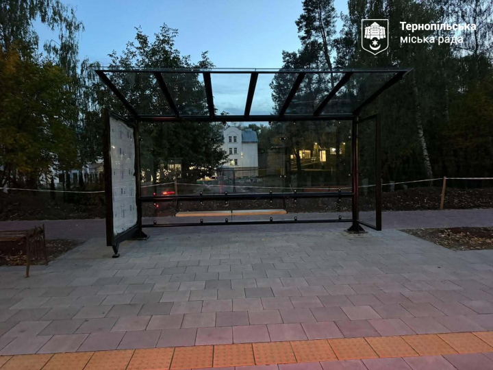 На проспекті Злуки з’явилася нова інклюзивна зупинка