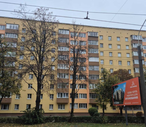 На вулиці Київській у Тернополі видаляють аварійні липи