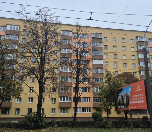 На вулиці Київській у Тернополі видаляють аварійні липи