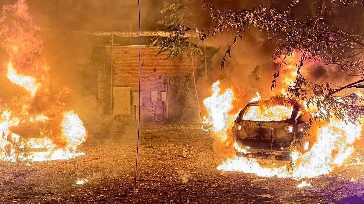 Наслідки атаки на Дніпро: рятувальники евакуюють мешканців