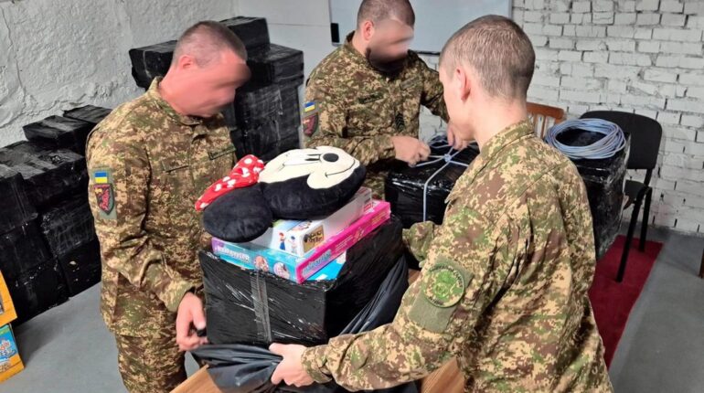 Нацгвардійці доставили допомогу дітям в окуповані Олешки
