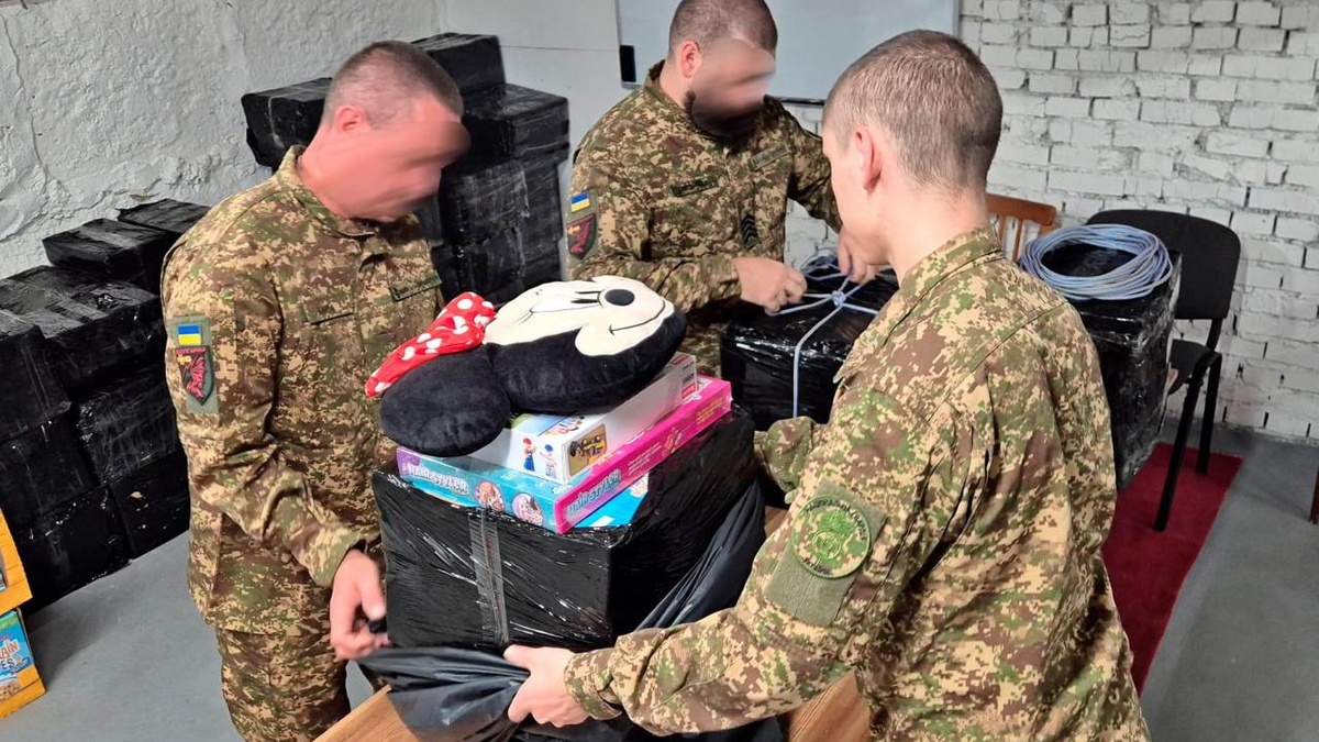 Нацгвардійці доставили допомогу дітям в окуповані Олешки