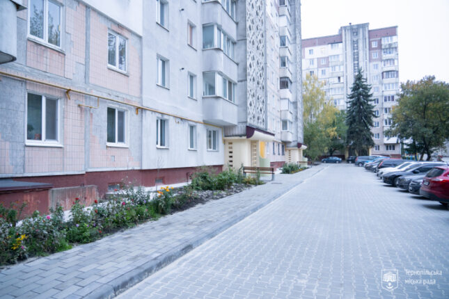Ремонт двору на вул. 15 Квітня, 27 у Тернополі завершено