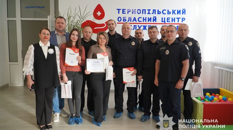 Тернопільські поліцейські здали кров для захисників