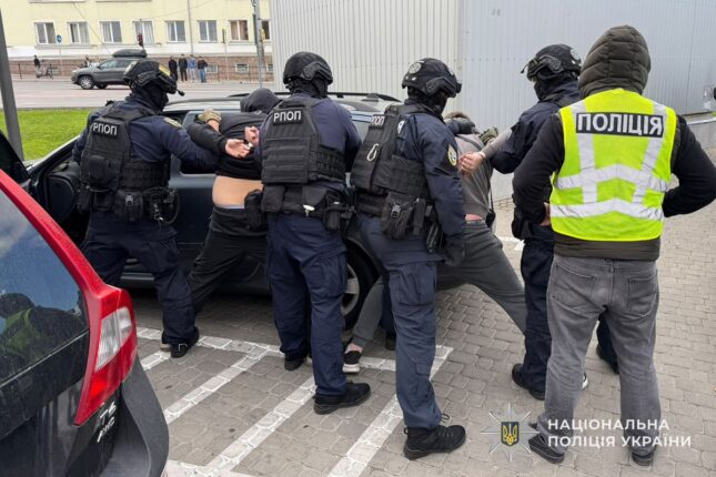 У Тернополі 20-річний хлопець вимагав $6000 за зняття з розшуку