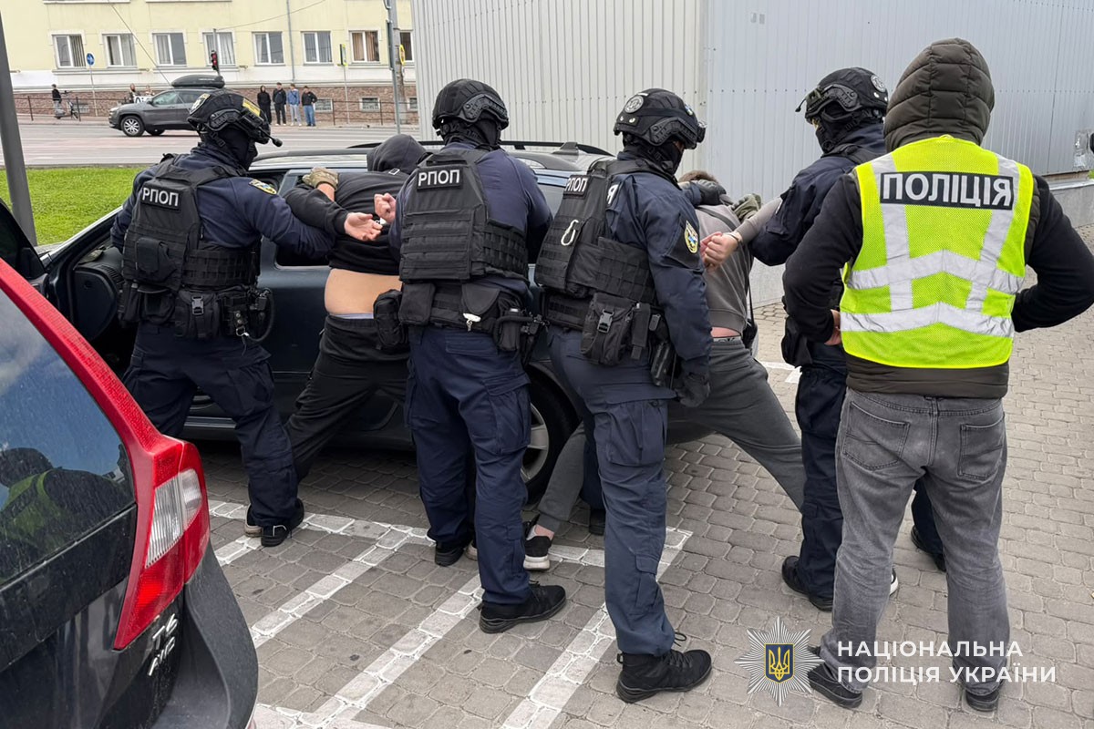 У Тернополі 20-річний хлопець вимагав $6000 за зняття з розшуку