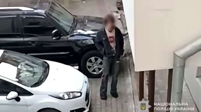 У Тернополі хуліган пошкодив авто військового