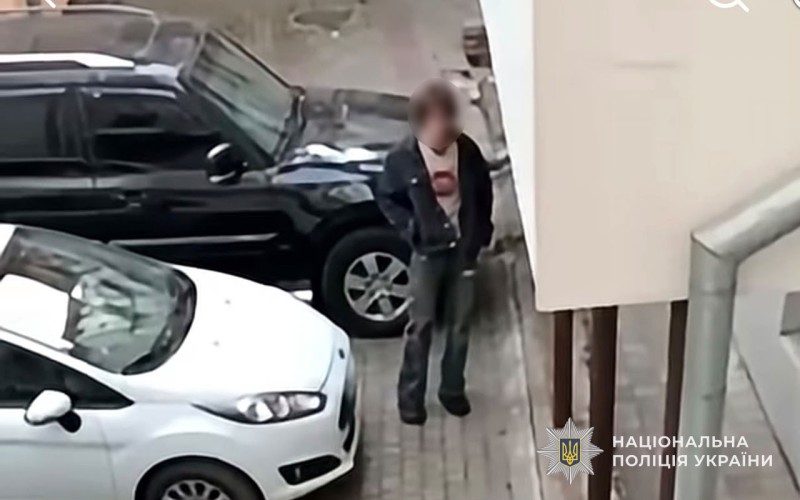 У Тернополі хуліган пошкодив авто військового