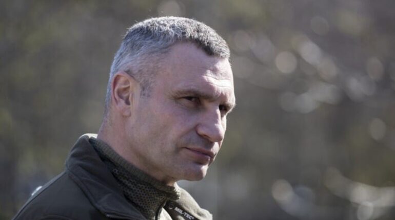 Уламки БпЛА впали на залізничні колії у Києві